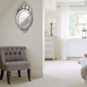 Μισή καρέκλα στο εσωτερικό του υπνοδωματίου