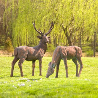 Σχεδίαση ενός ελαφιού στον τοίχο του σπιτιού