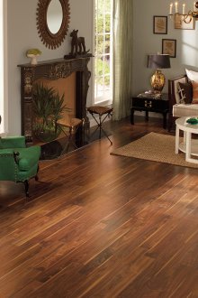 Ροζ καναπέ σε ένα εκλεκτικό εσωτερικό