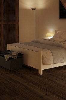 Καρυδιά laminate στο εσωτερικό υπνοδωμάτιο ενός εξοχικού σπιτιού