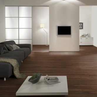 Laminate στην οροφή σε ένα διαμέρισμα στούντιο