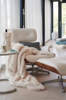 Γούνα καρό σε μια καρέκλα σε μια εξοχική κατοικία