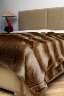 Καφέ γκρι κουβέρτα στο εσωτερικό του υπνοδωματίου