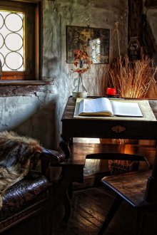 Διακοσμητικό καρότσι σε πολυθρόνα στο αγγλικό ύφος