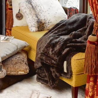 Γούνα πλεγμένη στον καναπέ στο σαλόνι