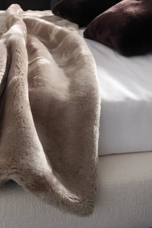 Γκρι γούνα κουβέρτα στο κρεβάτι