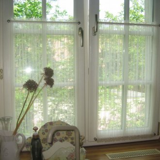 Κουρτίνες στο στυλ ενός καφέ σε ένα διπλό παράθυρο