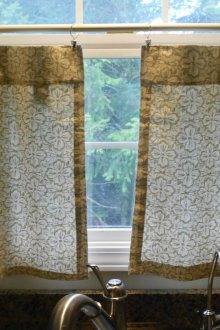 Διπλό νεροχύτη στο εσωτερικό της κουζίνας