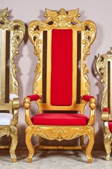 Λευκός καναπές με ψηλή πλάτη