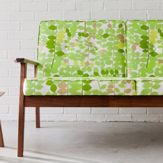 Καναπές σε ξύλινο πλαίσιο με μαξιλάρια κλωστοϋφαντουργίας