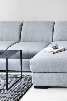 Λευκός καναπές με βαμβακερή ταπετσαρία