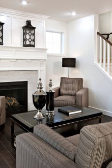 Πορτοκαλί καναπέ στο καθιστικό