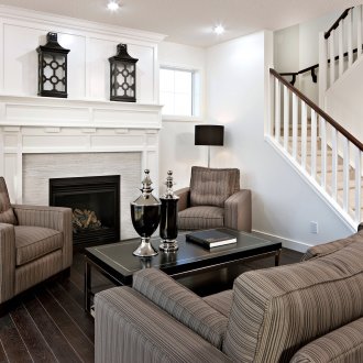 Συνοδεύουν ταπετσαρίες στο εσωτερικό του καθιστικού