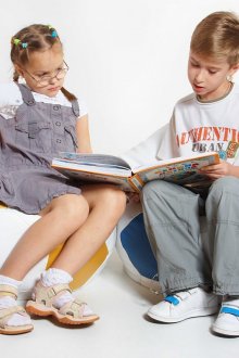 Λευκή ταπετσαρία με εκτύπωση στο νηπιαγωγείο