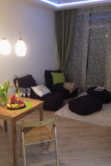 Κρεβάτι χωρίς πλαίσιο στο σαλόνι