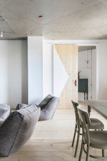 Μπαλκόνι μινιμαλιστικής αισθητικής με πανοραμικά παράθυρα