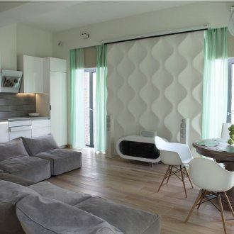 Porselensfliser i gangen i moderne stil