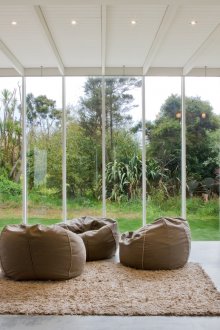 Πολυθρόνες χωρίς πλαίσιο στο εσωτερικό ενός εξοχικού σπιτιού