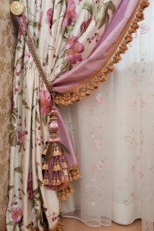 Beige en roze gordijnen met pickups
