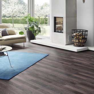 Laminaat wengé in het interieur van een woonhuis