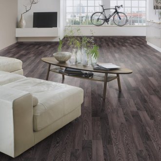 Ροζ καναπές στο εσωτερικό του διαμερίσματος