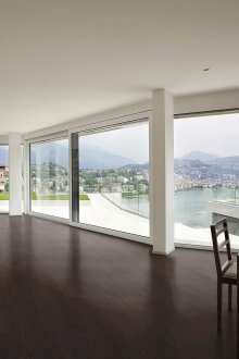 Κουζίνα-σαλόνι με τζάκι στο εσωτερικό μιας ιδιωτικής κατοικίας