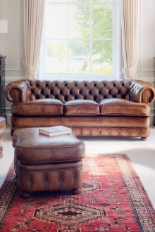 Τσέστερ καναπέ στο εσωτερικό ενός εξοχικού σπιτιού