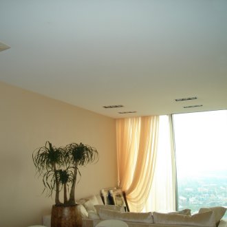 Πόρτα χρώματος Wenge στο εσωτερικό του διαμερίσματος