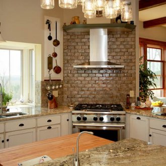 Ένα φαρδύ baseboard στο σπίτι