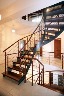 Σκάλα σε μεταλλικό σκελετό στο εσωτερικό του σπιτιού