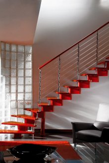 Κόκκινη μεταλλική σκάλα