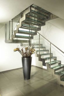 Μεταλλικό κρεβάτι στο εσωτερικό του διαμερίσματος