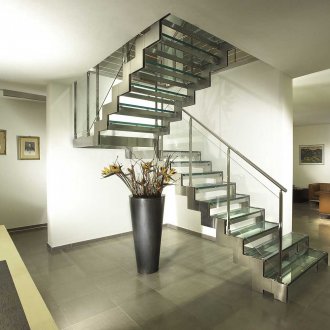 Μαρμάρινο περβάζι παραθύρου στο διαμέρισμα