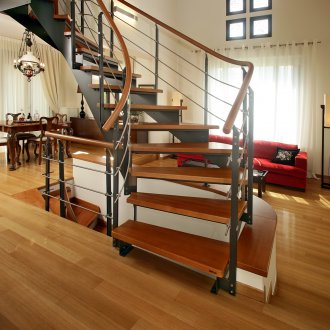 Στρογγυλεμένη σκάλα σε μεταλλικό πλαίσιο