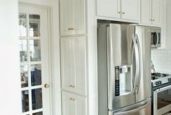 To-dørs kjøleskap på det hvite kjøkkenet