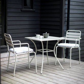 Witmetalen stoelen voor de tuin