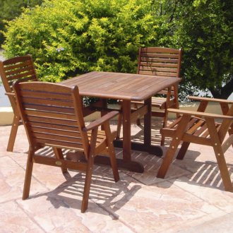 Ξύλινο φράχτη με παρτέρια