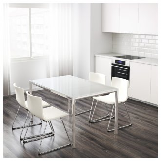 Γυαλιστερό τραπέζι στην κουζίνα