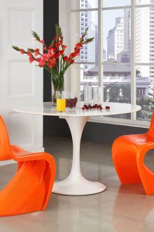 Καναπές χωρίς πλαίσιο στο εσωτερικό του διαμερίσματος