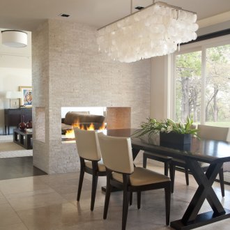 Γυαλιστερό τραπέζι στο εσωτερικό της τραπεζαρίας