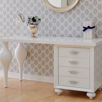 Γυαλιστερό τραπέζι με συρτάρια