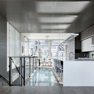 Γυάλινη διακόσμηση στο πάτωμα της κουζίνας