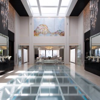 Γυάλινο πάτωμα στο αρχοντικό