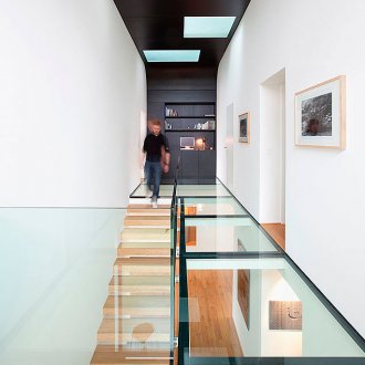 Γυάλινη προσγείωση σε ιδιωτικό σπίτι