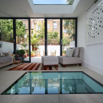 Διαφανές πάτωμα στο σαλόνι