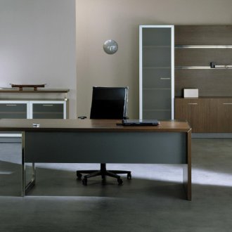 Έπιπλα γραφείου με μεταλλική διακόσμηση