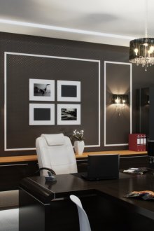 Έπιπλα από σκούρο ξύλο για ένα γραφείο