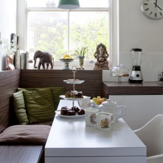 Παράθυρο διακοσμητικό περβάζι στην κουζίνα