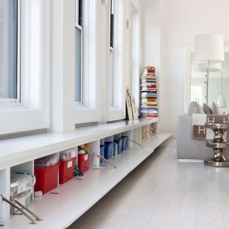 Κουτιά κάτω από το περβάζι