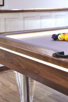 Φωτισμένο ενυδρείο στον τοίχο